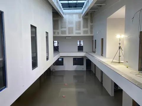 Innenausbau mit Lichtband