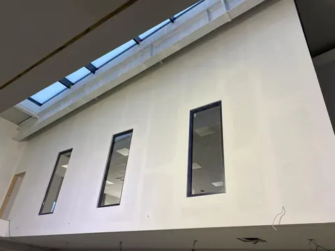 Ausbau einer Gebäudefassade mit neuen Öffnungen