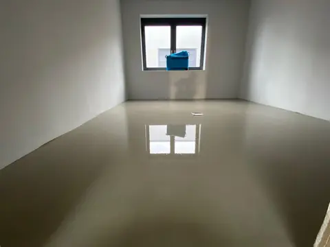 Ausgebauter Raum mit Dachfenster