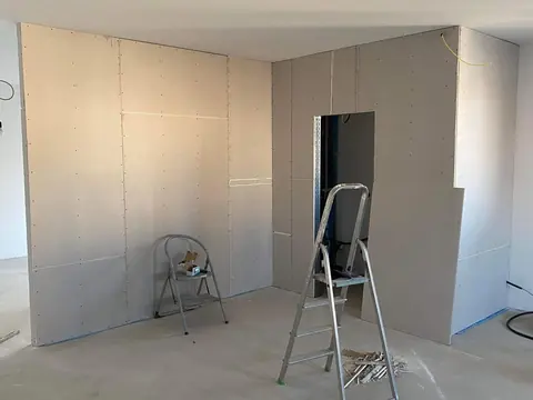 Fertiggestellte Wand- und Deckenflächen