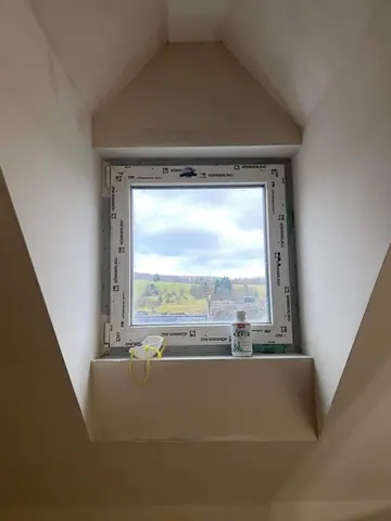 Sauber eingefasstes Dachfenster